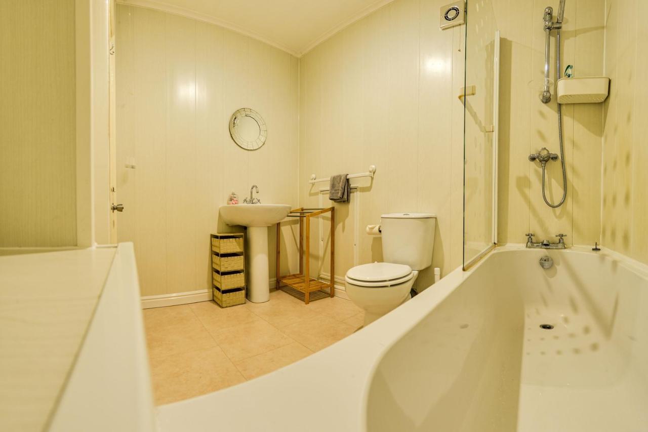 The Whitby Prospect, 2 Bed Apartment With Stunning Views, 2 Mins From Beach Екстериор снимка